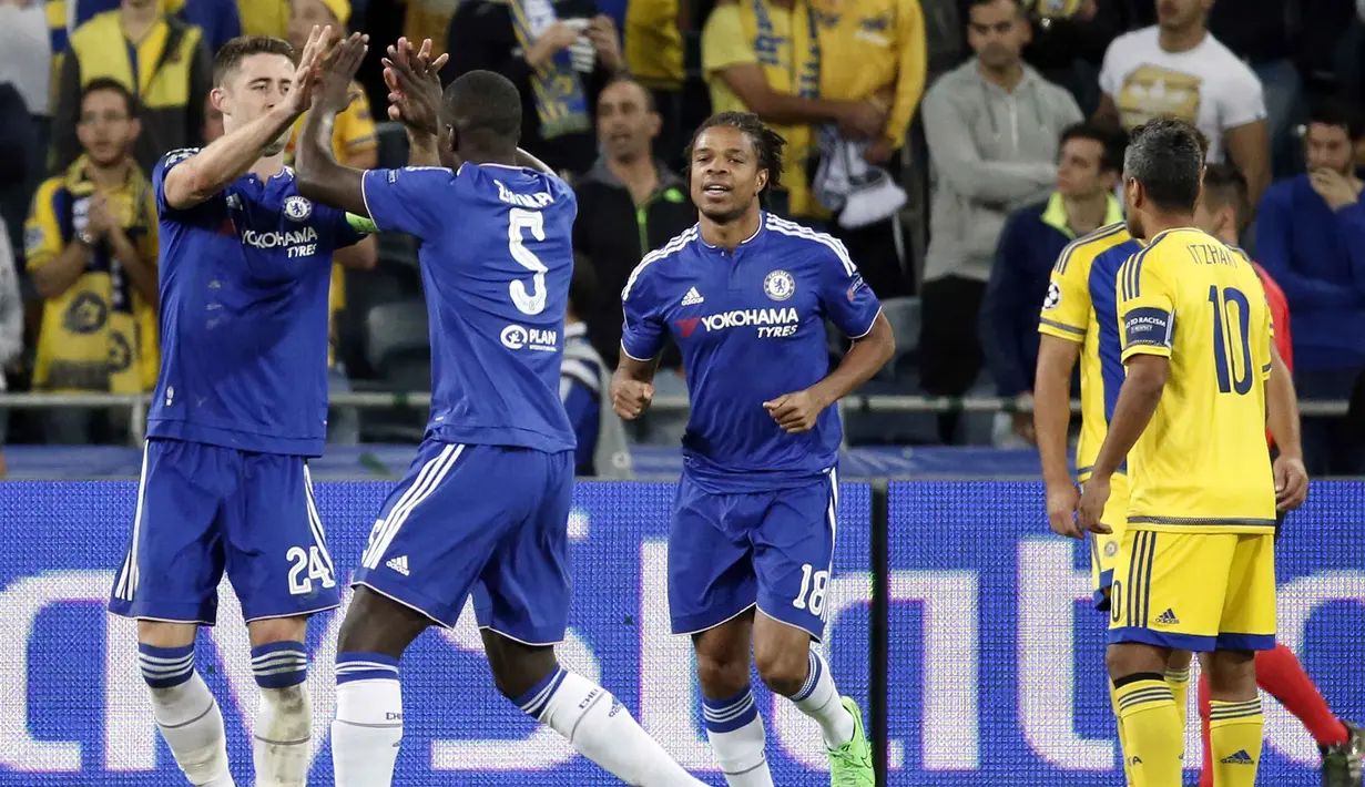 Pemain Chelsea, Garry Cahil (kiri) merayakan gol bersama rekannya pada laga lanjutan Liga Champion grup G di Stadion Sammy Ofer, Israel, Rabu (25/11/2015). dini hari WIB. (AFP Photo/Thomas Coex)