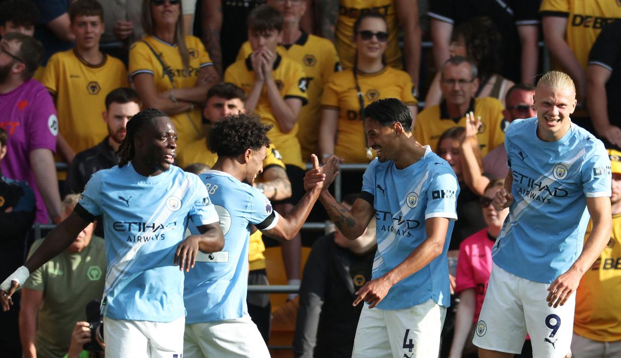 Pemain Manchester City, Tijjani Reijnders melakukan selebrasi bersama Oscar Bobb setelah mencetak gol ke gawang Bournemouth dalam laga Liga Inggris 2025/2026 di Molineux stadium, Wolverhampton, Inggris, Sabtu (16/08/2025) waktu setempat. (AFP/Darren Staples)