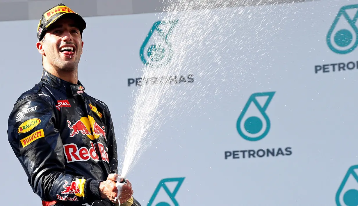 Pebalap Red Bull Racing asal Australia, Daniel Ricciardo, menjadi pemenang balapan GP Malaysia di Sirkuit Sepang, Minggu (2/10). Bagi Ricciardo, ini merupakan kemenangan pertama sejak terakhir mendapatkannya pada GP Belgia 2014.( REUTERS / Edgar Su)