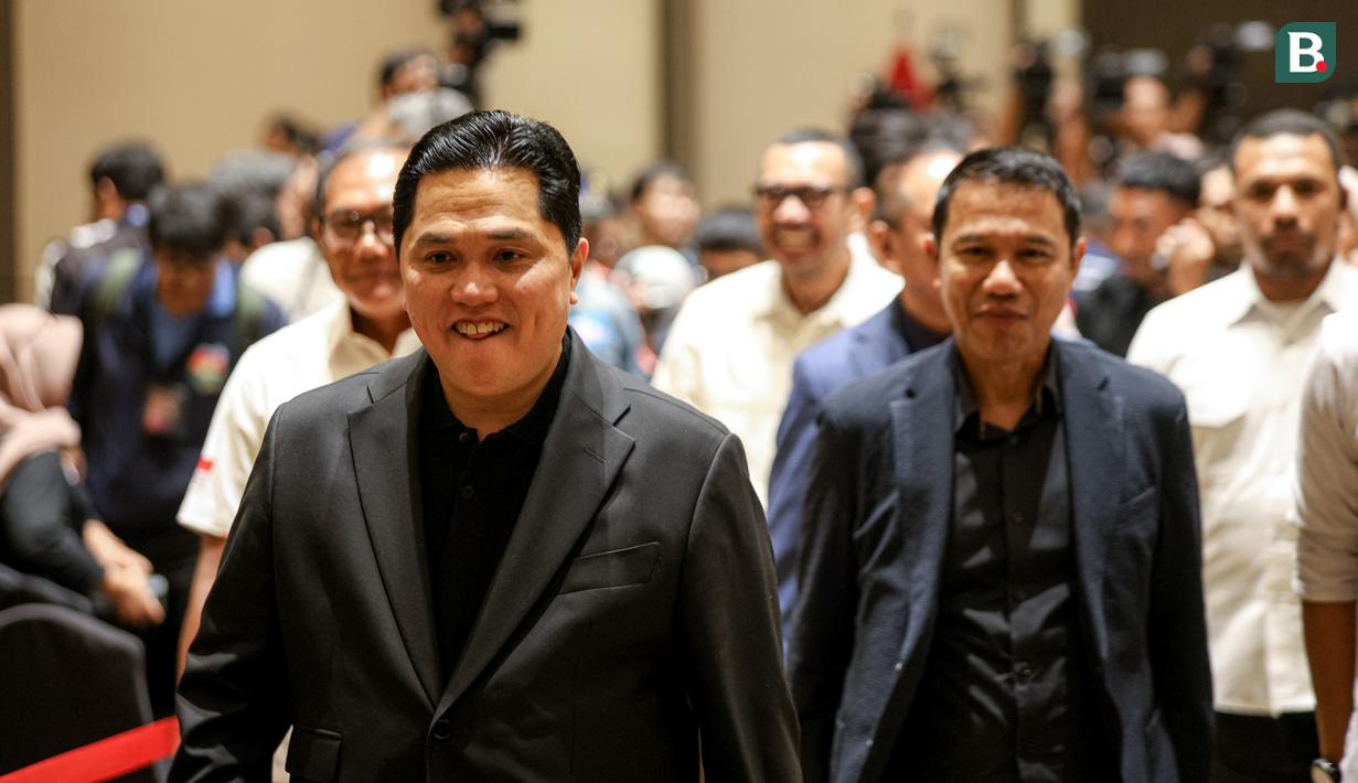 <p>Ketua Umum PSSI, Erick Thohir (tengah) bersama jajarannya meninggalkan tempat konferensi pers terkait rencana baru perkembangan Timnas Indonesia yang berlangsung di Menara Danareksa, Kemayoran, Jakarta Pusat, Senin (06/01/2025). (Bola.com/Bagaskara Lazuardi)</p>