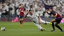 Gelandang Real Madrid, Casemiro saat dilanggar pemain Osasuna, Jon Moncayola pada lanjutan pertandingan La Liga di stadion Santiago Bernabeu, Spanyol (25/9/2019). Real Madrid menang 2-0 atas Osasuna. (AP Photo/Bernat Armangue)
