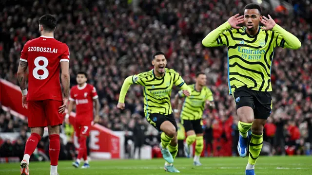 Foto: Lompatan Tinggi Berujung Gol, Gabriel Magalhaes Bawa Arsenal Curi Poin di Markas Liverpool