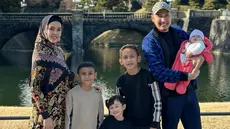 Dalam akun Instagram pribadinya, Kartika Putri sering mengunggah foto bersama keluarga kecilnya. Potret harmonis keluarga selebriti ini pun tak lepas dari perhatian netizen. (Liputan6.com/IG/@kartikaputriworld)