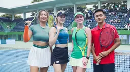 Dalam pertandingannya tersebut, Luna Maya berpasangan dengan Aldhito dan Genie Bouchard berpasangan dengan Maria Selena. Bisa bertanding dengan atlet yang pernah menduduki peringkat 5 Dunia WTA tentu sangat membanggakan. Banyak netizen pun memberi pujian dengan penampilan Luna Maya di lapangan tenis. (Liputan6.com/IG/@lunamaya)