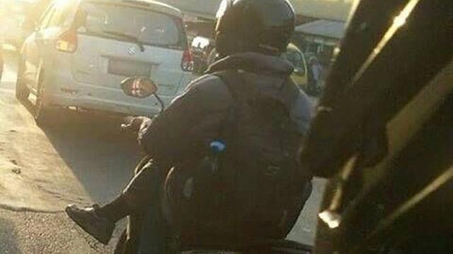6 Kelakuan Tidak Biasa Saat Naik Motor, Bikin Enggak Habis Pikir