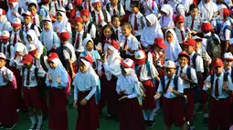 Murid-murid sekolah dasar berbaris di halaman sekolah SDN 03, Pesanggrahan, Jakarta Selatan, Senin (16/7). Hari ini merupakan hari pertama masuk sekolah bagi para siswa dari jenjang TK hingga SMA untuk tahun ajaran 2018-2019. (Merdeka.com/Arie Basuki)