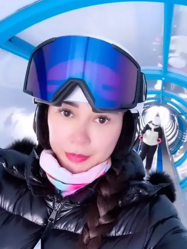 Disebut Astronot, Ini 7 Potret Aura Kasih Main Ski di Jepang