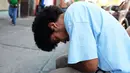 Seorang pria tertidur usai mengisap ganja sintetis atau dikenal dengan K2 di pinggir jalan East Harlem, New York (5/8/2015). Warga AS terutama remajanya tengah kecanduan oleh ganja sintetis atau yang disebut 'Spice'. (AFP PHOTO/SPENCER PLATT)