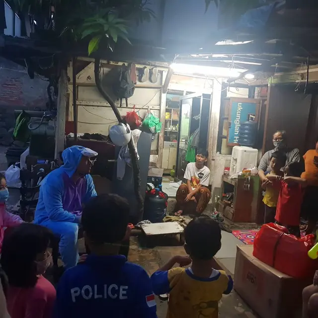 6 Potret Zack Lee dan Anaknya Bagi Makanan Gratis Pakai Kostum Lucu, Curi Perhatian