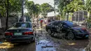 Mobil-mobil yang rusak akibat banjir yang dipicu Topan Vamco terlihat di Manila, Filipina (13/11/2020). Pemerintah Filipina pada Jumat (13/11) mengatakan Topan Vamco, yang memicu banjir besar dan tanah longsor di Luzon, pulau utama negara itu, menelan sedikitnya 14 korban jiwa. (Xinhua/Rouelle Umali