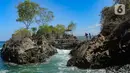 Warga asal Lamongan berjalan menikmati keindahan Lembah Watu Pawon di Desa Wisata Nglebeng, Kecamatan Panggul, Trenggalek, Jumat (01/09/2023). (merdeka.com/Arie Basuki)