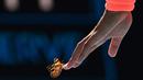 Bukan hanya penggemar, bahkan kupu-kupu Australia pun suka dengan penampilan Naomi Osaka yang tampil garang di lapangan. (Foto: AFP/Paul Crock)
