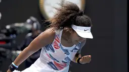 Petenis Naomi Osaka berselebrasi saat bertanding melawan Marie Bouzkova  pada pertandingan putaran pertama tunggal kejuaraan tenis Australia Terbuka di Rod Laver Arena, Melbourne, Australia, Senin (20/1/2020). Osaka menang dua set langsung atas Bouzkova. (AP Photo/Lee Jin-man)