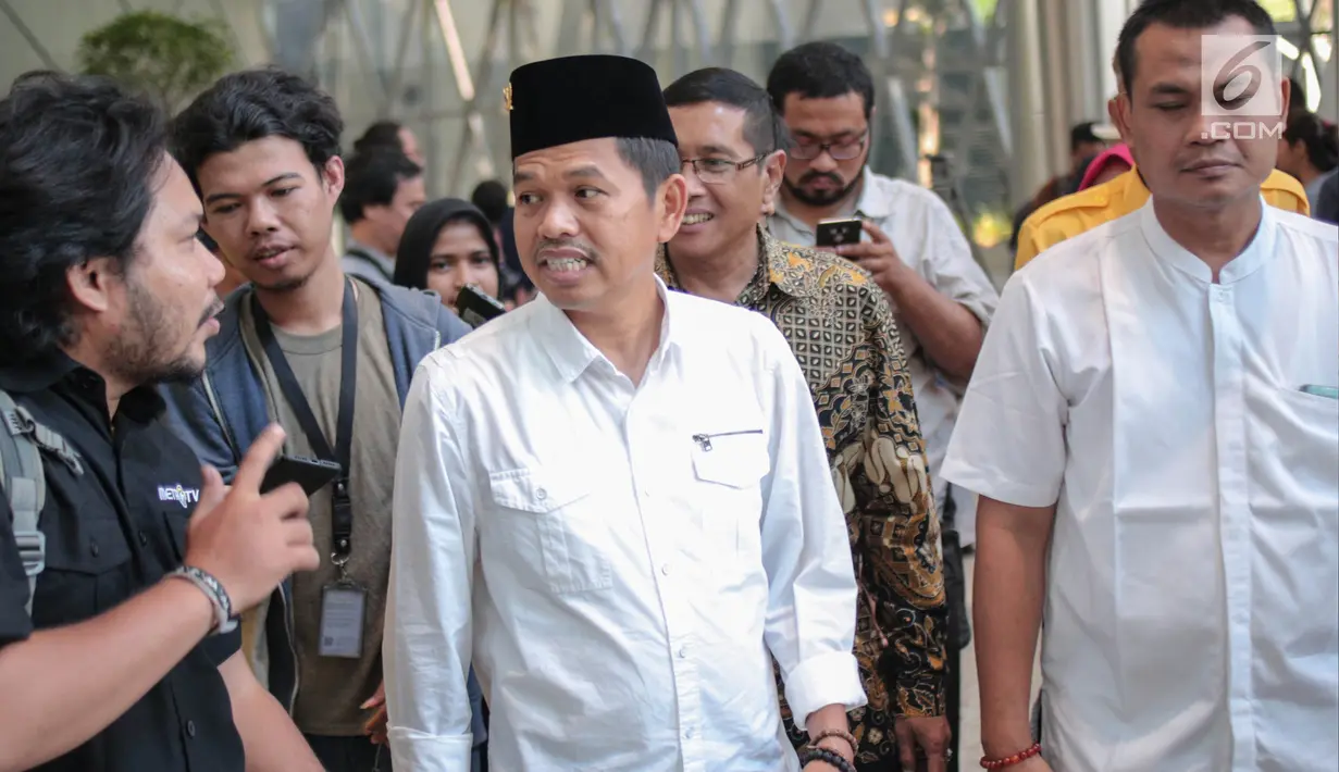 Ketua DPD Partai Golkar Jawa Barat Dedi Mulyadi menjawab pertanyaan awak media di lobi Bakrie Tower Kuningan, Jakarta, Jumat (29/9). Kedatangan Dedi untuk melakukan pertemuan dengan Ketua Dewan Pembina Golkar Aburizal Bakrie. (Liputan6.com/Faizal Fanani)