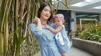 7 Gaya Anissa Aziza Istri Raditya Dika dan Buah Hati Pakai Baju Couple, Kompak