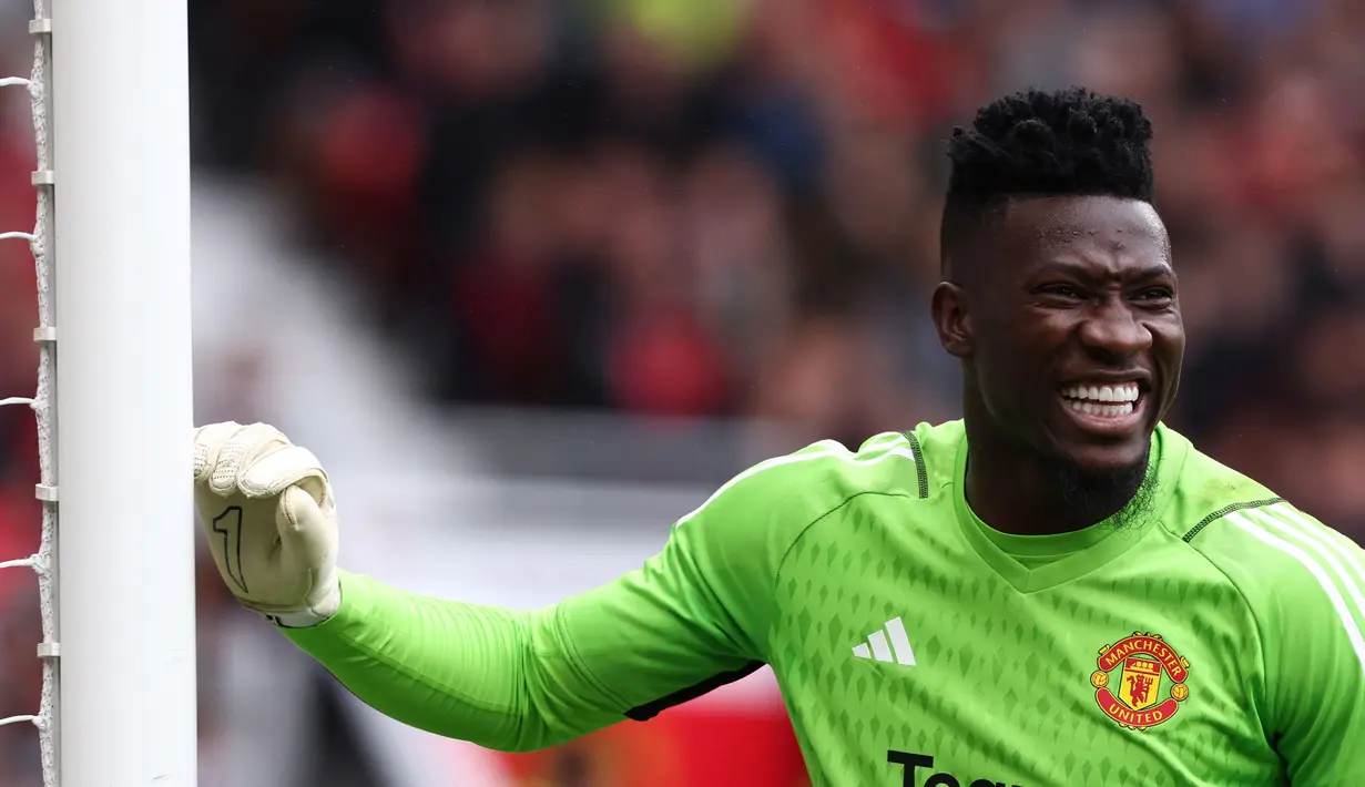 Reaksi kecewa kiper Manchester United, Andre Onana saat menghadapi Lens pada laga uji coba pramusim 2023/2024 di Old Trafford Stadium, Manchester (5/8/2023). Menarik untuk ditunggu apakah Andre Onana yang baru saja didatangkan Manchester United dari Inter Milan pada bursa transfer pemain musim 2023/2024 akan menjadi pemain Kamerun keempat yang akan meraih gelar juara Liga Inggris? (AFP/Darren Staples)