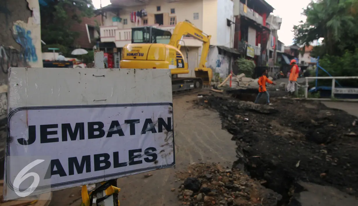 Suasana Jembatan Inspeksi Kali Grogol yang ambles di Komplek Hankam, Slipi, Jakarta, Senin (21/3). Penyebab Amblesnya jembatan diduga terjadi pergeseran tanah dibagian pondasi jembatan. (Liputan6.com/Faisal R Syam)