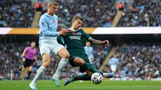 Bek Brighton asal Kroasia, Luka Vuskovic (44), mendapat tekanan dari penyerang Manchester City asal Norwegia, Erling Haaland (9), dalam pertandingan Liga Inggris antara Manchester City dan Brighton & Hove Albion di Stadion Etihad, Manchester, Inggris barat laut, pada 31 Oktober 2026. (Darren Staples / AFP)