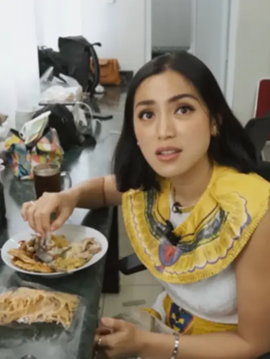 Usai memilih makanan, presenter itu kembali ke ruang makeup di studio tempat ia bekerja sambil membawa makanannya. Jessica Iskandar merasa senang dan tak harus merogoh kocek banyak untuk makan makanan dengan lauk yang melimpah. (Liputan6.com/YouTube/Jessica iskandar)