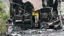 Berdasar data denah tempat duduk, kereta tersebut membawa sekitar 195 penumpang. Tampak dalam foto, seorang petugas penyelamat berjalan di tengah reruntuhan setelah sebuah crane atau derek konstruksi jatuh menimpa kereta penumpang di provinsi Nakhon Ratchasima, Thailand, Rabu 14 Januari 2026. (AP Photo/Sakchai Lalit)