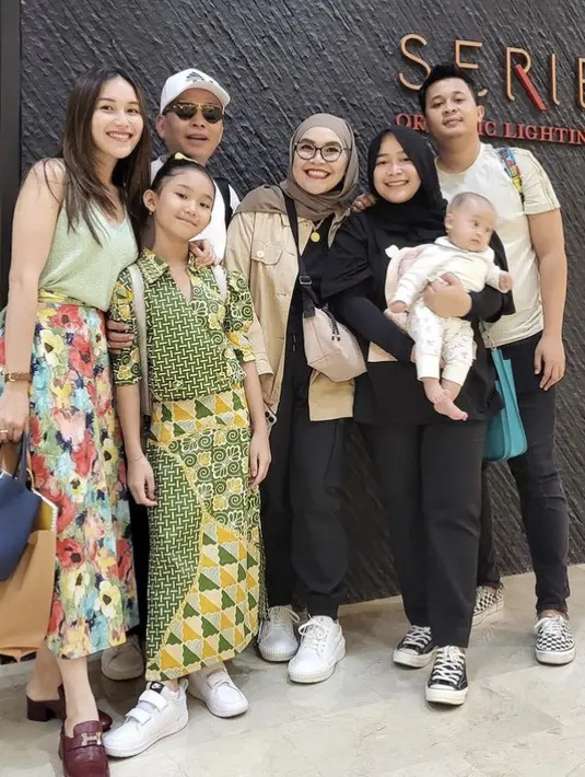 Sedangkan Bilqis tampil dengan atasan kemeja vneck lengan pendek dan long skirt dengan motif asimetris dan warna hijau kuning dipadukan sneakers putihnya.  (@ayutingting92)