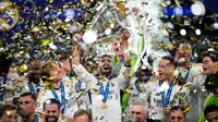 Para pemain Real Madrid merayakan gelar juara Liga Champions usai mengalahkan Borussia Dortmund di stadion Wembley di London, Sabtu, 1 Juni 2024. (AP Photo/Kirsty Wigglesworth)