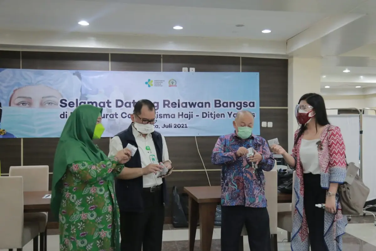 Tenaga Kesehatan RSDC Wisma Haji Pondok Gede Terima Bantuan 50 Ribu Kaplet Suplemen Herbal