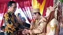 Presiden Jokowi dan Ibu Iriana memberi ucapan selamat kepada Adrian Anandika Manurung dan Novie Ayu Anggraini saat menghadiri resepsi pernikahan di Lenteng Agung, Jakarta, Jumat (16/2). (Liputan6.com/Pool/Biro Pers Setpres)