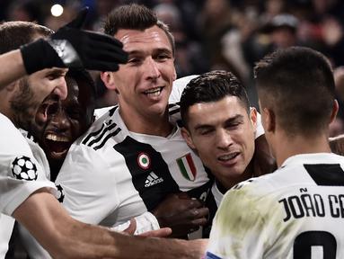 Para pemain Juventus merayakan gol yang dicetak Mario Mandzukic ke gawang Valencia pada laga Liga Champions di Stadion Allianz, Turin, Selasa (27/11). Juventus menang 1-0 atas Valencia. (AFP/Marco Bertorello)