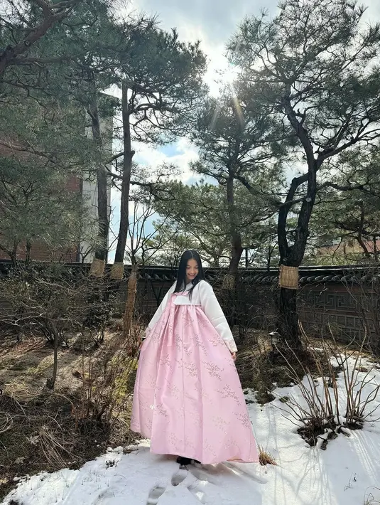 Salah satunya saat Raline Shah mengenakan hanbok yang menjadi pakaian tradisional Korea Selatan [@ralineshah]