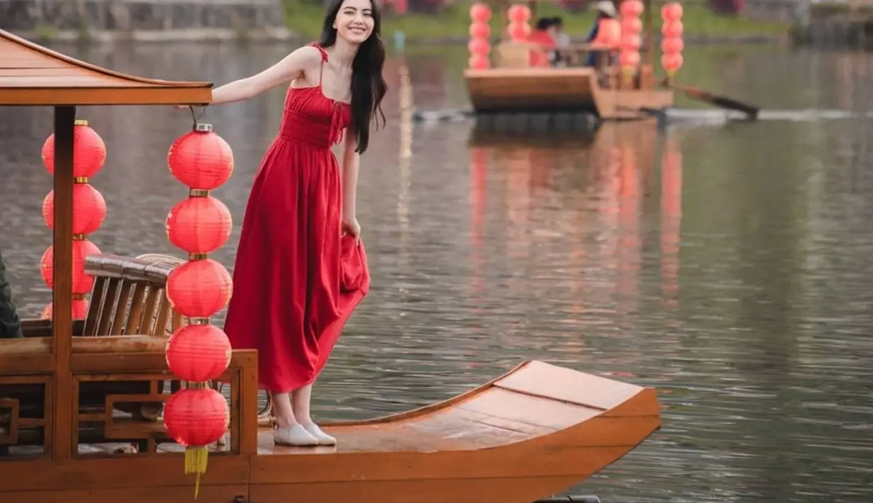Perempuan kelahiran Bangkok, 16 Mei 1992 selalu menyita perhatian terkait gaya penampilan. Gaya penampilan simpel tapi menawan dari Davika membuatnya kian menjadi pusat perhatian. Seperti saat Davika kenakan baju merah yang membuatnya kian cantik. (Liputan6.com/IG/@davikah)