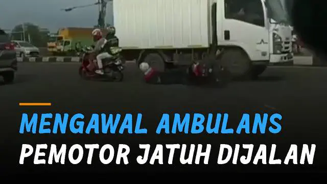 Seorang pemotor terjatuh di jalan saat mengawal mobil ambulans.