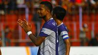 Abdul Rahman Abanda hanya butuh empat hari untuk beradaptasi dengan Persik. (Bola.com/Robby Firly)