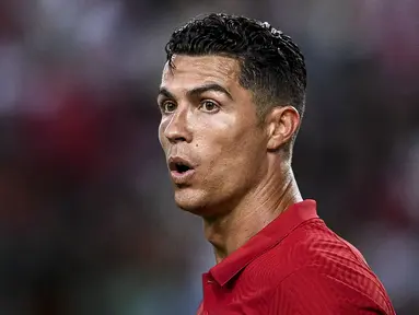 Cristiano Ronaldo terpilih ke dalam skuad Timnas Portugal untuk Piala Dunia 2022 Qatar. Ini merupakan edisi kelimanya tampil di perhelatan terbesar sepak bola dunia sejak 2006. Meski sedang tidak dalam performa&nbsp;terbaiknya di Manchester United, Ronaldo tetaplah menjadi salah satu pemain krusial Seleccao das Quinas. Edisi ini diprediksi akan menjadi penampilan terakhir pria 37 tahun tersebut.&nbsp;(AFP/Patricia De Melo Moreira)