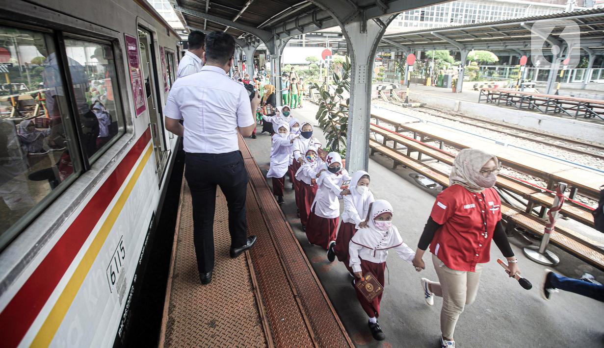 Sejumlah siswa sekolah dasar (SD) mengikuti perayaan Hari Anak Nasional yang digelar KAI Commuter di Stasiun Jakarta Kota, Jakarta, Jumat (22/7/2022). Kegiatan tersebut sekaligus bertujuan untuk mengenalkan moda transportasi kereta kepada siswa sejak dini. (Liputan6.com/Faizal Fanani)
