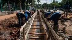 Sejumlah pekerja menyelesaikan pembuatan saluran air di Jalan Asia Afrika, Senayan, Jakarta, Rabu (5/4). Pembuatan saluran air tersebut untuk menanggulangi genangan air saat hujan turun. (Liputan6.com/Gempur M Surya)