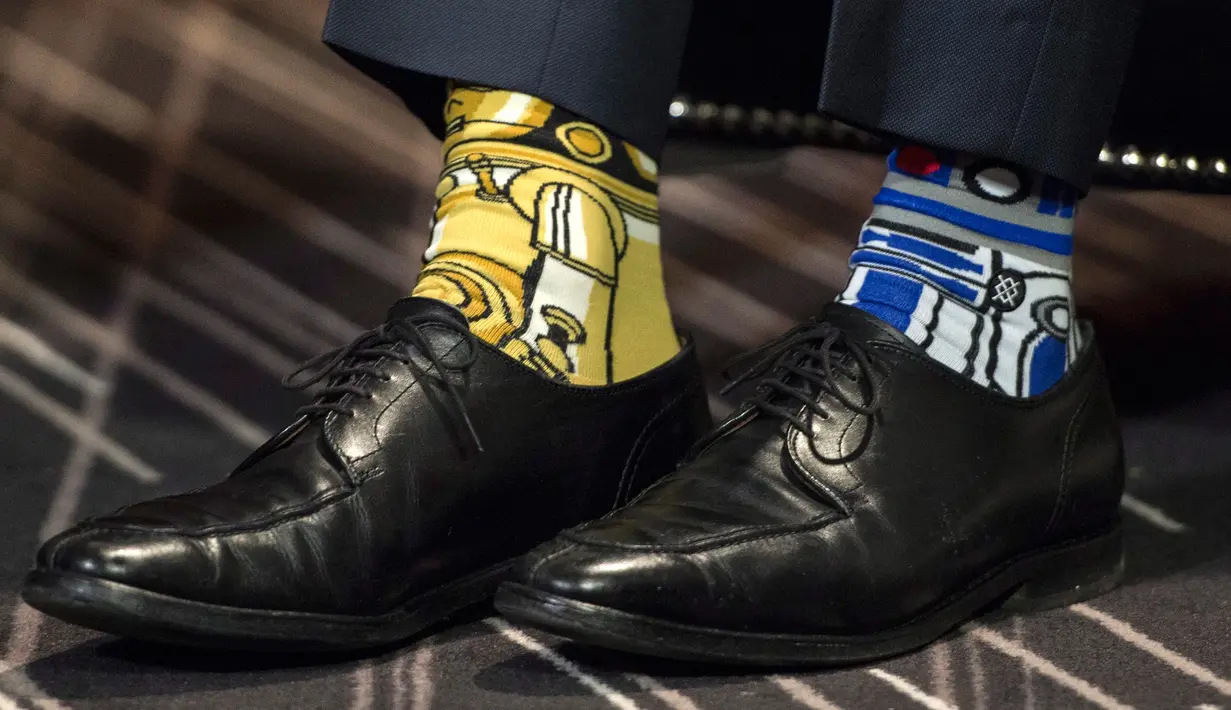Kaos kaki yang dikenakan PM Kanada Justin Trudeau saat melakukan pertemuan dengan PM Irlandia, Enda Kenny di Montreal, Kamis (4/5). Tanggal 4 Mei kemarin merupakan Hari Star Wars atau Star Wars Day. (Paul Chiasson/The Canadian Press via AP)