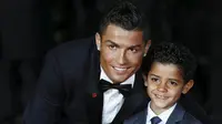 Cristiano Ronaldo berpose dengan anaknya Cristiano Jr.