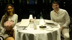 Hubungan asmara Novia dan Antoine yang mulai terbuka ke publik menarik perhatian banyak orang, terutama para rekan artis yang ikut bahagia melihat keromantisan keduanya. Pasangan kekasih ini terlihat sangat serasi mengenakan busana serba putih. (Liputan6.com/IG/@noviabachmid)