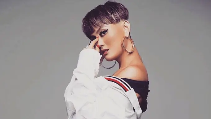 [Bintang] Keren, Ini 7 Foto Agnez Mo dengan Gaya Rambut Super Pendek