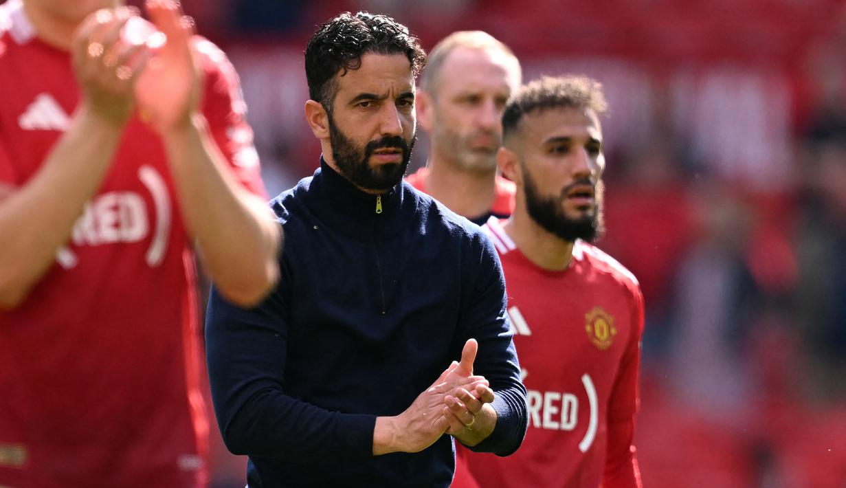 <p>Pelatih Manchester United, Ruben Amorim memberikan tepuk tangan setelah timnya kalah dari West Ham United dalam laga lanjutan Liga Inggris 2024/2025 di Old Trafford, Manchester, Inggris, Minggu (11/05/2025) waktu setempat. (AFP/Oli Scarff)</p>