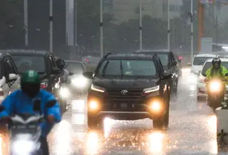 Kenderaan melintas saat hujan di Bundaran HI, Jakarta, Senin (1/11/2021). BMKG mengeluarkan peringatan dini cuaca ekstrem berupa hujan dengan intensitas sedang hingga lebat yang dapat disertai kilat atau petir, dan angin kencang untuk berbagai wilayah di Indonesia. (Liputan6.com/Faizal Fanani)