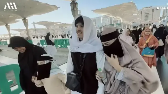 Akui Ingin Jadi Ustazah, Ini 6 Momen Arsy Hermansyah Tampil Bercadar Saat Umrah