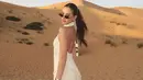 Terbaru, Alyssa juga kenakan backless halterneck top di Dubai Desert Safari. Dipadukan dengan homewear set berupa loose pleated pants. [@alyssadaguise]