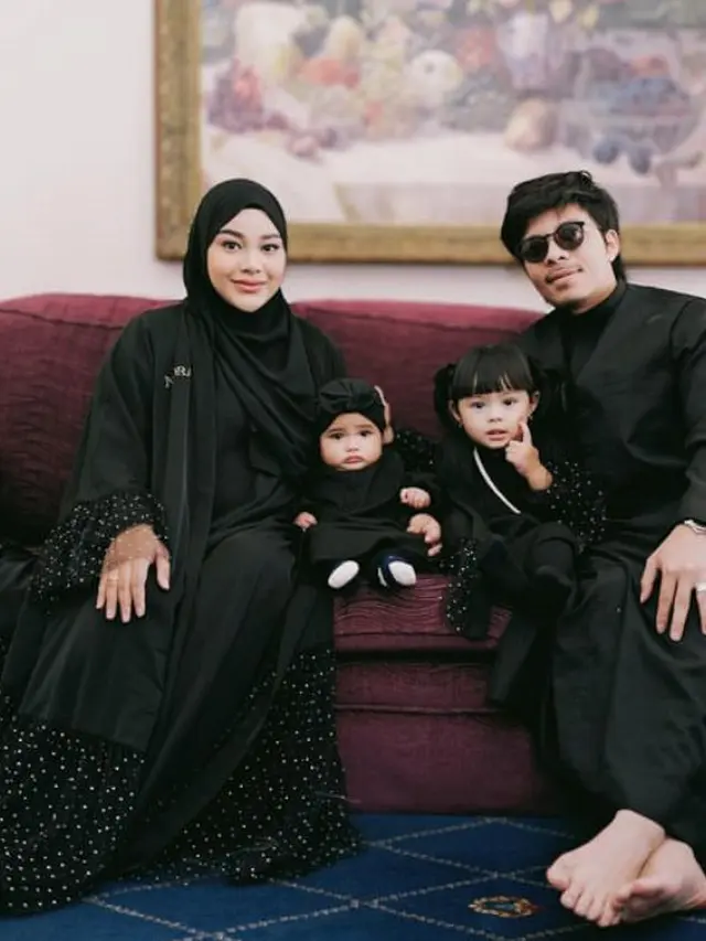 Gaya Artis Tanah Air Kenakan Baju Lebaran Warna Hitam yang Memberi Kesan Elegan.