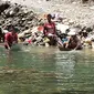 Sejumlah pendulang emas di Kali Degeuwo, Paniai, Papua. (Foto: John Gobay/Katharina Janur)