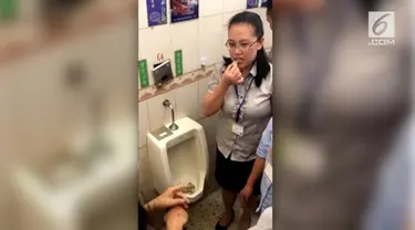 Sebuah perusahaan di China membuat demonstrasi untuk menunjukkan seberapa bersih toilet mereka. Para karyawan diminta menyantap makanan di urinal.