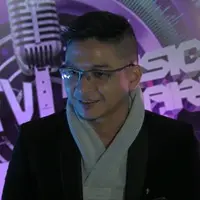 Pasha Ungu tak kuasa menahan air matanya di atas panggung SCTV Awards 2016. Memberi kejutan kepada Onci, Enda, Makki, Rowman dan rekan duetnya, Rossa saat tampil di SCTV Music Awards 2016.