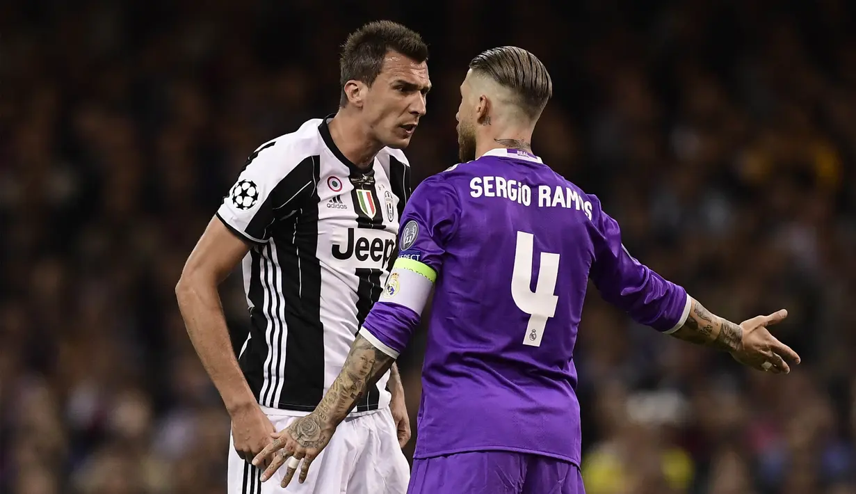 Kapten Real Madrid, Sergio Ramos, berdebat dengan striker Juventus, Mario Mandzukic, pada laga final Liga Champions di Stadion Stadion Millenium, Cardiff, Sabtu (3/6/2017). Madrid menang 4-1 atas Juventus. (AFP/Javier Soriano)