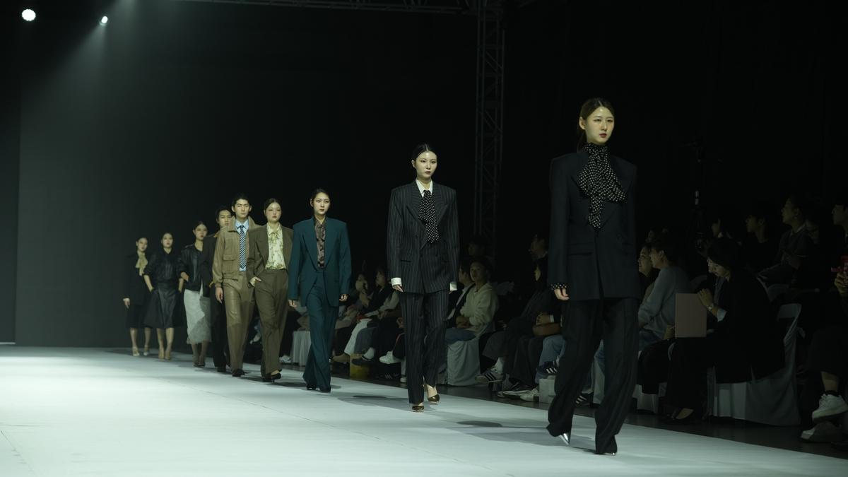 Koleksi 3 Desainer Indonesia Melenggang di Busan Fashion Week 2025